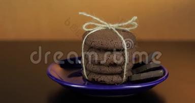 一块蓝色盘子上的巧克力饼干看上去很美味。 温馨背景